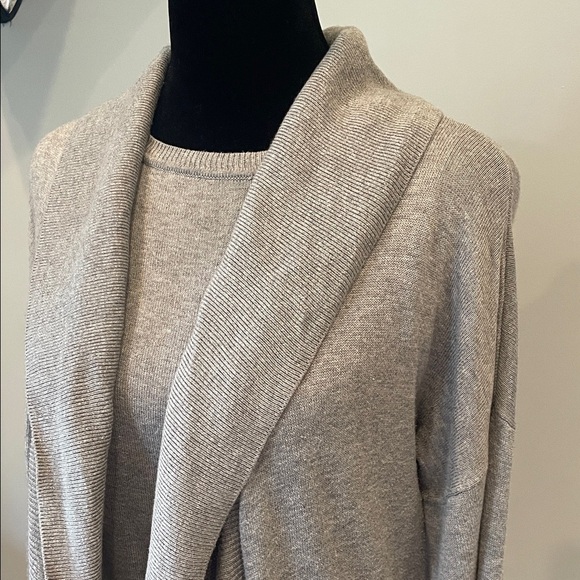 Gray Women's cardigan Sweater & matching sleeveless sweater medium - Picture 2 of 3
